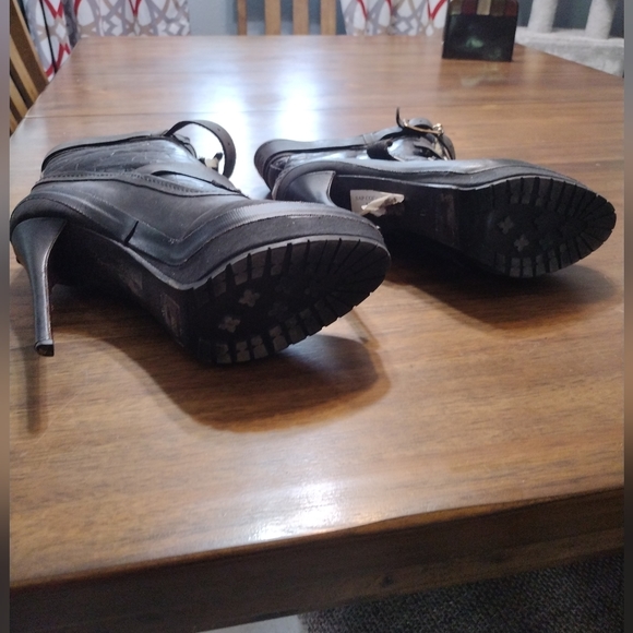 Burberry Aviator Ankle Boots - Picture 6 of 6